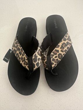 Torrid Leopard Print Black Flip Flop Sandals size 9.5 wide width NWT